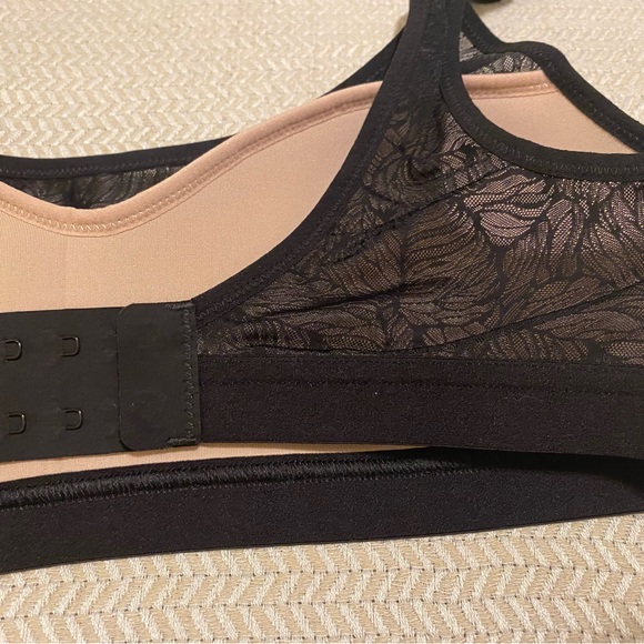 Like New Lululemon bra size M - Picture 4 of 5